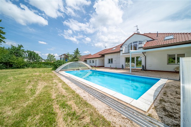 dům a bazén za domem [2/66]