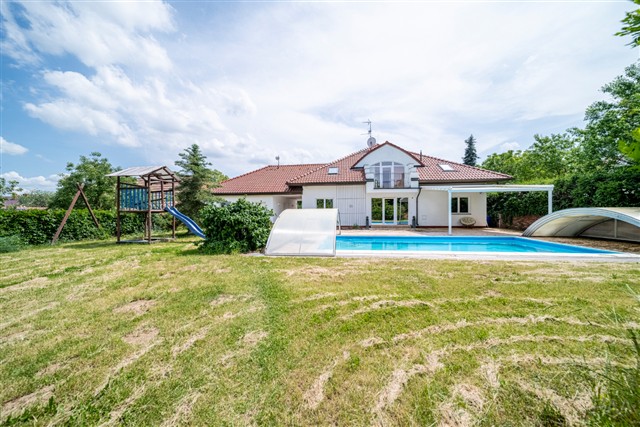 dům a bazén za domem [8/66]