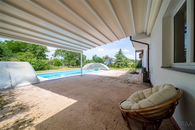 dům a bazén za domem [4/66]