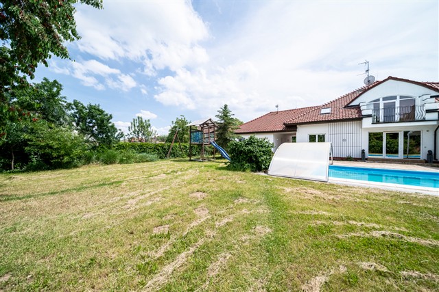 dům a bazén za domem [7/66]