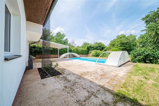 dům a bazén za domem [5/66]