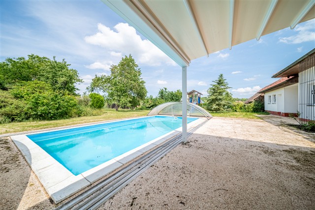 dům a bazén za domem [3/66]